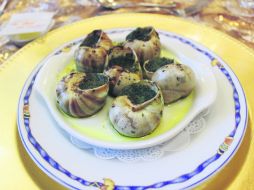 Manjar. Caracoles de la Borgoña en su concha con mantequilla de perejil. ESPECIAL / X. Martínez