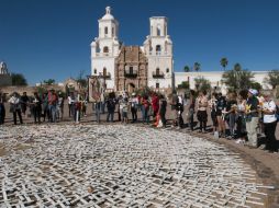El grupo inició en la Iglesia de San Juan, donde colocaron las cruces en círculo y leyeron los nombres de los fallecidos. EFE / G. Williams