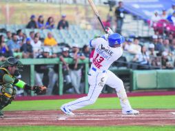 Manny Rodríguez pega de hit contra los Cañeros de Los Mochis, que ayer sucumbieron ante la artillería de los Charros. ESPECIAL / CHARROS DE JALISCO