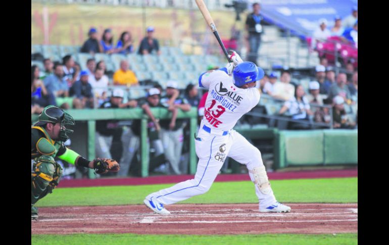 Manny Rodríguez pega de hit contra los Cañeros de Los Mochis, que ayer sucumbieron ante la artillería de los Charros. ESPECIAL / CHARROS DE JALISCO