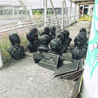 Puerta de Zapopan y otros monumentos, arrumbados en tiradero de la Línea 3