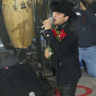 A seis mil voces con Julión Álvarez