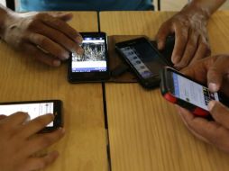 Alteración de hábitos alimenticios y de sueño son los primeros síntomas del mal uso del celular. NTX / ARCHIVO