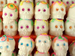 Con azúcar glass se agregan los detalles de forma artesanal, anillos en los ojos, espirales en el cráneo y una sonrisa. EL INFORMADOR / ARCHIVO