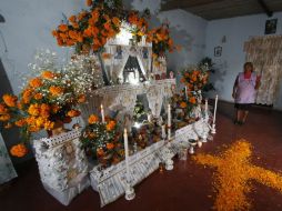 Veladoras, cirios, juguetes y flores, además de alimentos, adornan los altares de muertos. NTX / C. Pacheco