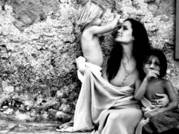 En algunas de las imágenes, la actriz aparece rodeada de sus hijos. ESPECIAL / wmagazine