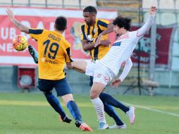 En un partido algo ríspido, el árbitro Paolo Mazzoleni sacó un par de tarjetas amarillas antes de los 15 minutos. EFE / S. Campanini