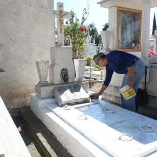 Más de dos mil personas visitan cementerios en Tlaquepaque