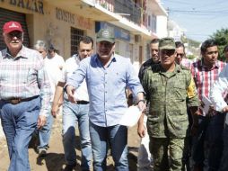 Sandoval Díaz caminó por varias calles del municipio de Cihuatlán, uno de los más afectados. TWITTER / @AristotelesSD