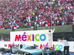 Nico Rosberg saluda al público en el Gran Premio de México de Fórmula Uno en el Autódromo Hermanos Rodríguez. EFE / E. Basurto