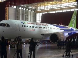 Varias personas asisten a la presentación del nuevo ación de pasajeros de larga distancia, el C919, de la COMAC. EFE /