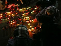 Varios ciudadanos prendieron velas para conmemorar a los fallecidos en el accidente. EFE / S. Ilnitsky