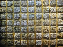 La escritura maya es complicada, pues además de poseer un sinnúmero de símbolos, éstos se estructuran en bloques. ESPECIAL /