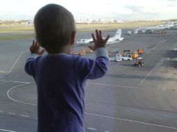 Darina se asoma a través de la ventana en el aeropuerto de San Petersburgo minutos antes de tomar el vuelo rumbo a Egipto. INSTAGRAM / Tatiana Gromova