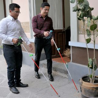Universitarios crean bastón inteligente para invidentes