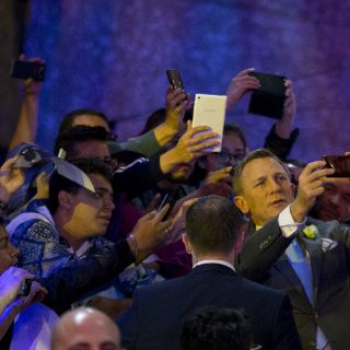 Elenco de 'Spectre' convive con fans en premiere en México