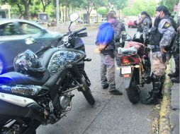 El operativo de la Fiscalía para detectar equipos robados seguirá en tianguis y plazas comerciales. EL INFORMADOR /