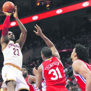 LeBron llega a 25 mil puntos