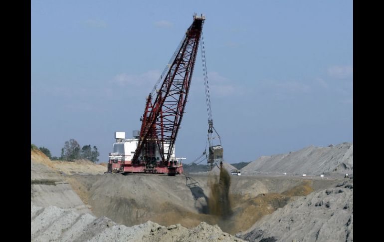 Cemex vendió canteras de agregados y plantas de concreto en ambos países. AP / ARCHIVO