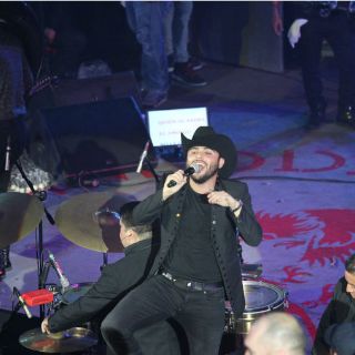 Gerardo Ortiz calienta el cierre del palenque