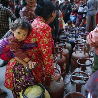 Autobús cae a un precipicio en Nepal; hay 30 muertos