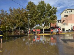 Cinco residentes lograron ser rescatados y hospitalizados luego de que el agua anegase el semisótano del edificio. AP / S. Iglesias