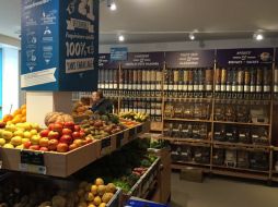 El espacio alberga 250 productos, como frutas, verduras,pan, legumbres, cereales y huevos. TWITTER / @Semaest