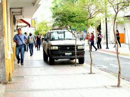 Los folios se levantan contra vehículos estacionados en doble fila, en línea amarilla, sobre las banquetas y obstruyendo ciclopuertos. EL INFORMADOR / ARCHIVO