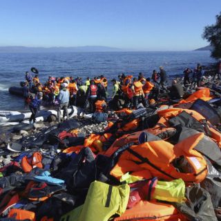 Llegaron 200 mil refugiados a costas griegas en octubre: OIM