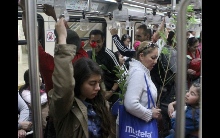 Además de los camiones, las mujeres refirieron que el acoso se da también en el Tren Ligero y en el Macrobús. EL INFORMADOR / ARCHIVO