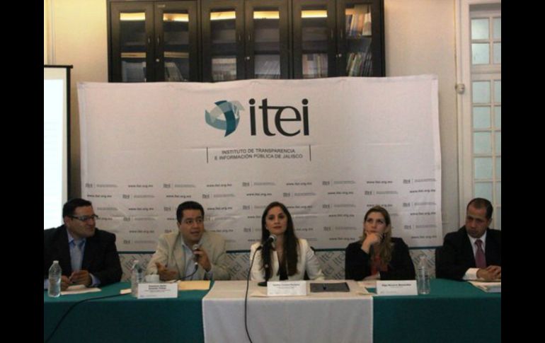 Cynthia Cantero (c) detalla que los municipios son los que presentan mayores deficiencias para cumplir en transparencia. TWITTER / @iteijalisco