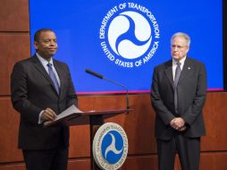 El ministro de Transporte de EU, Anthony Foxx, y la agencia de seguridad automovilísita, hacen el anuncio. AFP / J. Watson