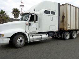 Los elementos descubrieron a cinco personas dentro del camarote del tráiler, una vez que se obligó al conductor a bajarse. AP / ARCHIVO