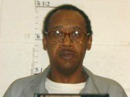 Ernest Johnson es acusado por el asesinato de tres empleados de una estación de servicio en 1994. AP /