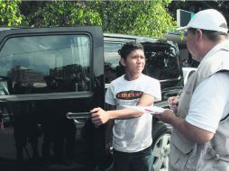 El 'viene viene' de Chapultepec y Guadalupe Zuno intenta subirse a una camioneta para que no sea infraccionada. EL INFORMADOR / A. Camacho