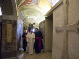 El papa Francisco en las catacumbas de la Santa Sede, después de la misa en recuerdo de los cardenales y obispos fallecidos en 2015. AP / L'Osservatore Romano