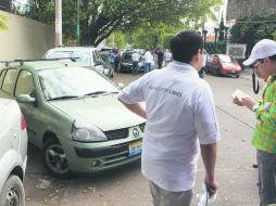 El conductor de este vehículo no encontró espacio para estacionarse y así lo dejó. Minutos después fue infraccionado. EL INFORMADOR / A. Camacho