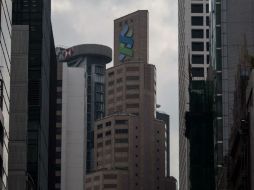 Standard Chartered es el tercer banco europeo en anunciar recortes; suman 30 mil despidos. AFP / A. Wallace