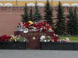 Altar colocado en memoria de las víctimas del siniestro; yihadistas dijeron que el ataque fue para vengarse de los bombardeos en Siria. EFE /  M. Shipenkov