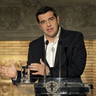 Tsipras critica duras medidas, cuando Grecia acoge a refugiados