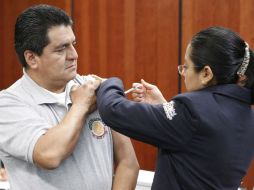 Destacan que también es importante aplicar la vacuna contra la influenza. NTX / ARCHIVO