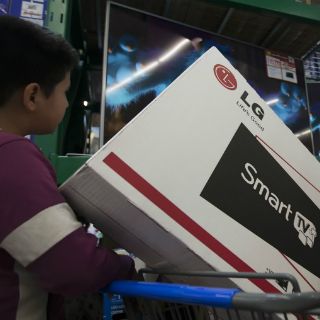 Alza de precios en electrónicos estaría ligada al dólar: Profeco