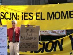 Personas se manifiestan fuera de la Supre Corte apoyando ambos lados del debate. TWITTER / @El_Universal_Mx