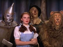 El atuendo que llevó durante el rodaje la actriz Judy Garland, será subastado el próximo 23 de noviembre. YOUTUBE / DVDmanía