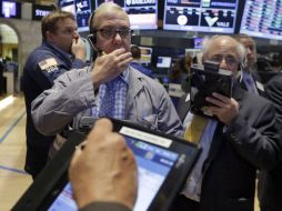 El selectivo S&P 500 cedió hasta los 2 mil 102.31 enteros y el índice compuesto del mercado Nasdaq hasta los 5 mil 142.48 puntos. AP / ARCHIVO