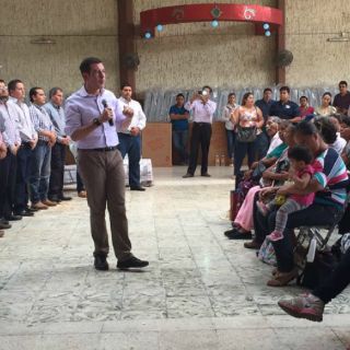 Entregan menaje a familias afectadas por 'Patricia' en Autlán