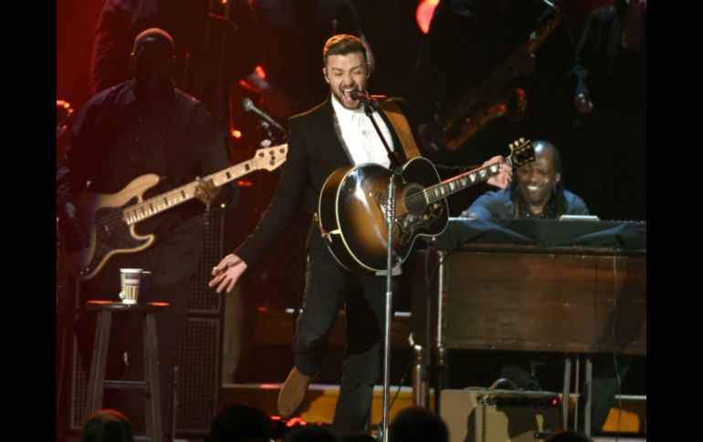 Timberlake cantó y rasgó su guitarra mientras interpretaba 'Tennesse Whiskey'. AP / C. Pizzello