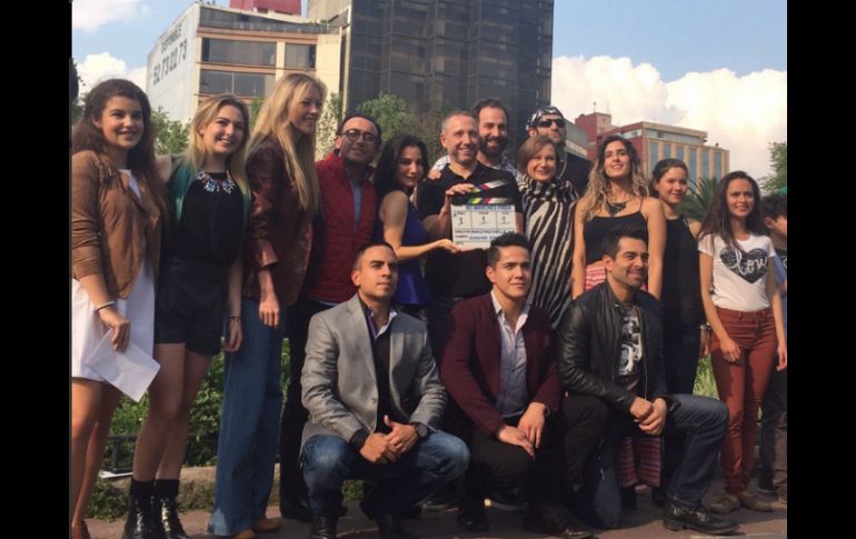 En la colonia Roma, el elenco se reunió para dar a conocer este proyecto. TWITTER / @omarchaparro