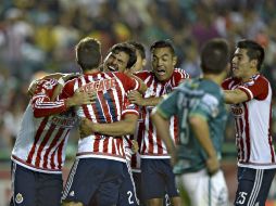 Jugadores del Rebaño festejan junto con Oswaldo Alanís su anotación que le dio el triunfo y el título de campeón de la Copa MX. MEXSPORT / I. Ortiz