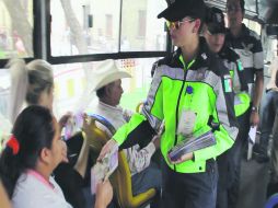 Personal de Movilidad repartió volantes contra el acoso. ESPECIAL /